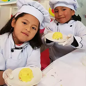 kids cocinando funny english puno peru.webp